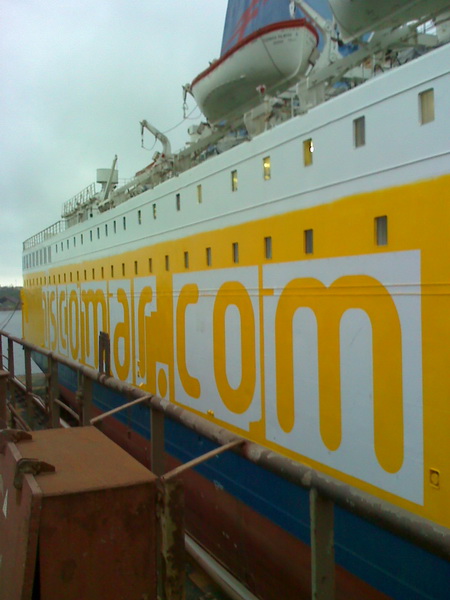 Нанесение логотипов по трафаретам на борт судна. В. Г. Морской Сервис (Судоремонт vgms.com.ua)