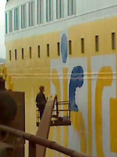 Нанесение логотипов по трафаретам на борт судна. В. Г. Морской Сервис (Судоремонт vgms.com.ua)